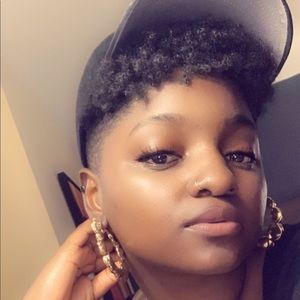 Meet your Posher, Simone